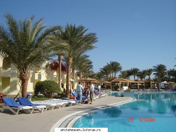 in schimb in superba piscina a hotelului palm beach era o viata dulce de trait.... ;) destinatii