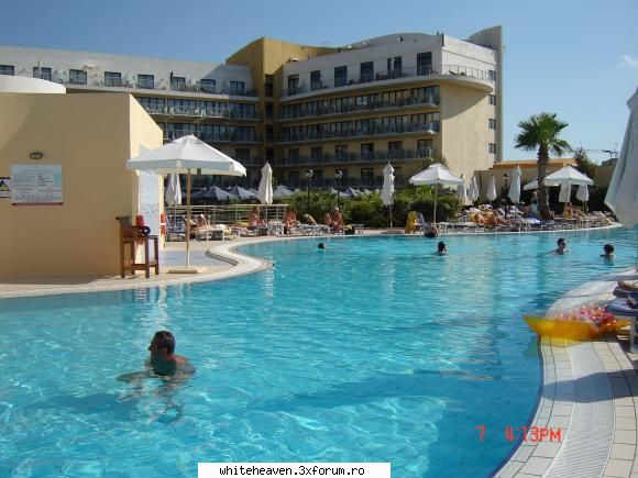 DESTINATII - piscina exterioara a hotelulului.....situata pe - CE FACEM IN TIMPUL LIBER?
