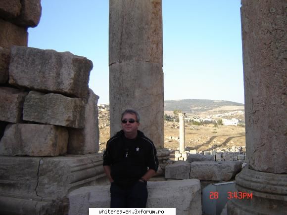 DESTINATII - turist meditand la maretia apusa a - CE FACEM IN TIMPUL LIBER?