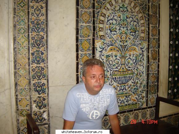 DESTINATII - turist rupt de oboseala care se odihneste in - CE FACEM IN TIMPUL LIBER?